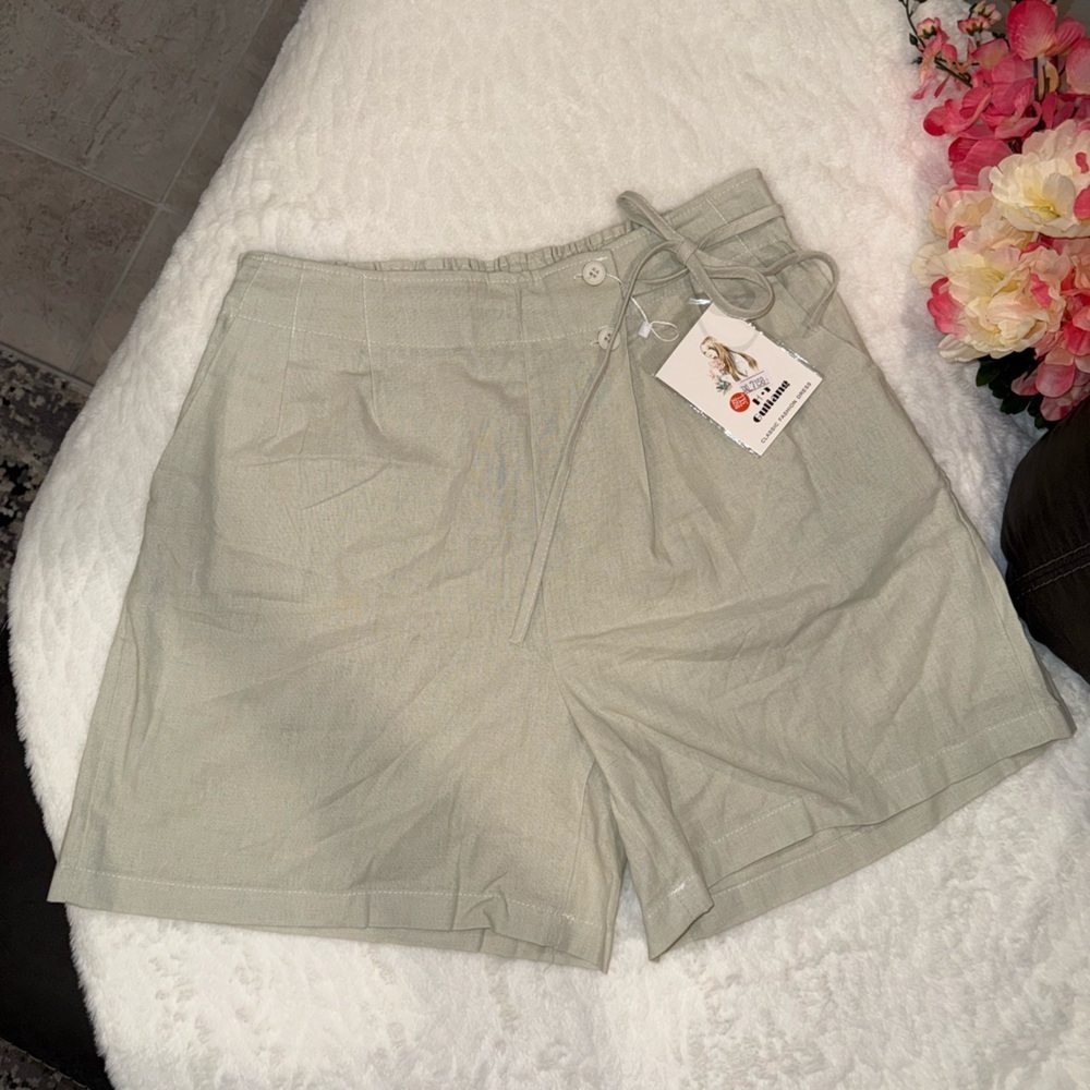 2 x 20$ Elegant Women's Shorts in Light Beige